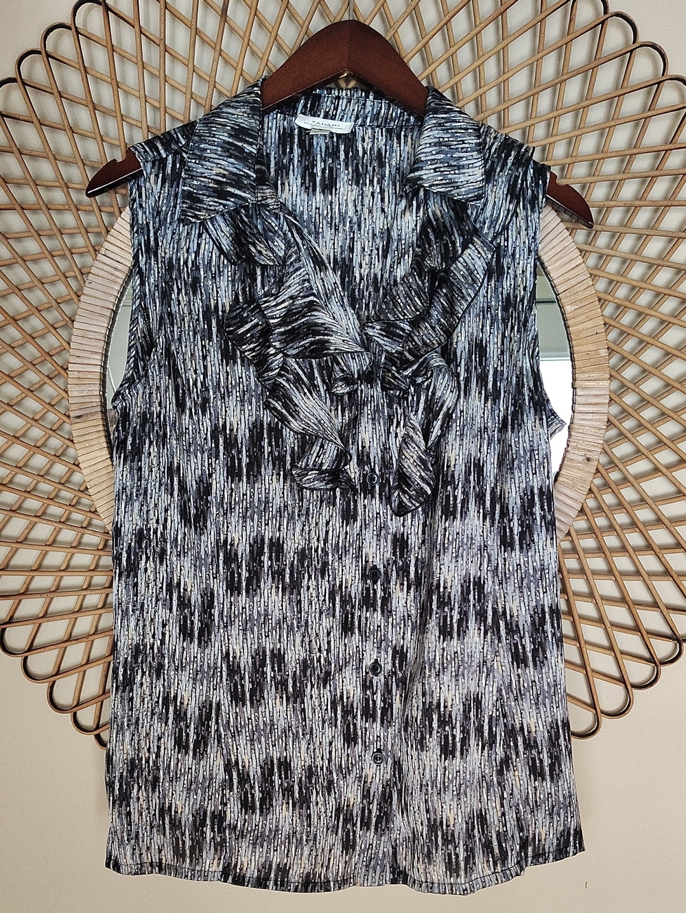 Tahari Sleeveless Button Down Ruffle Neckline Top Size Medium Black/White